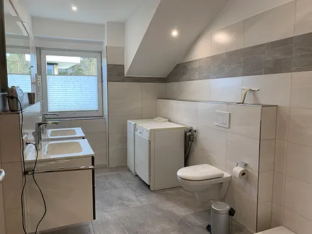 Bad mit Fenster, Dusche, Doppelwaschtisch, Waschmaschine + Trockner