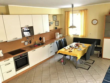 Erdgeschoss: Küchenzeile mit Essplatz