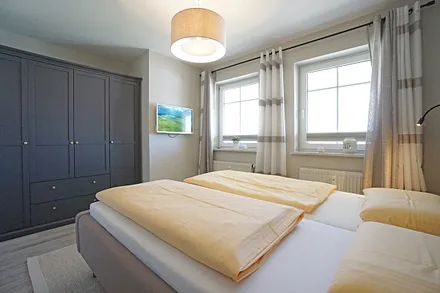 Schlafzimmer mit Doppelbett