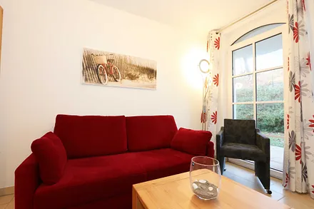 Wohnzimmer mit gemütlicher Couch