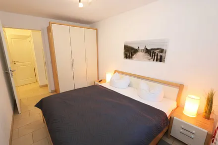 Schlafzimmer mit Kleiderschrank