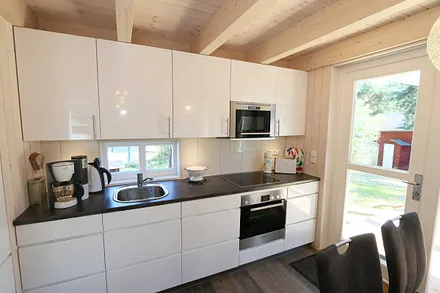 angrenzende Einbauküche verfügt über Geschirrspüler, Kühlschrank mit Gefrierfach, Ceranfeld, Backofen, Mikrowelle, Kaffeemaschine, Senseo Padmaschine, Wasserkocher & Toaster 