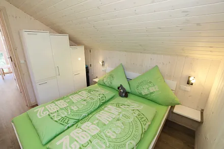 Schlafzimmer mit Doppelbett (1,60 m x 2,00 m), verstellbare Lattenroste, Ablagen mit Leseleuchte und Kleiderschrank