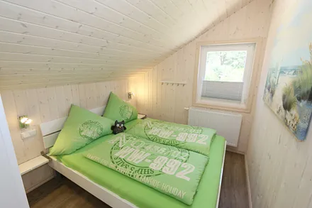 Schlafzimmer mit Doppelbett (1,60 m x 2,00 m), verstellbare Lattenroste, Ablagen mit Leseleuchte und Kleiderschrank