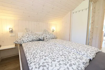 Schlafzimmer mit Doppelbett (1,40 m x 2,00 m), verstellbare Lattenroste, Ablagen mit Leseleuchte und Kleiderschrank