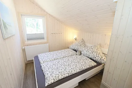 Schlafzimmer mit Doppelbett (1,40 m x 2,00 m), verstellbare Lattenroste, Ablagen mit Leseleuchte und Kleiderschrank