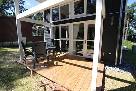 ca. 5 m² große Glasfront mit Zugang zur überdachten und bestuhlten Terrasse