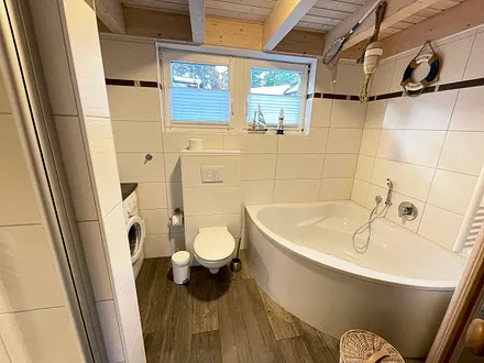 Bad mit Dusche, Waschplatz, WC, Waschmaschine, Kosmetikspiegel, Fön, Wellnesswanne und Sauna