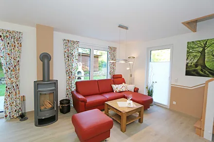 Wohnzimmer mit gemütlicher Couch und Kamin