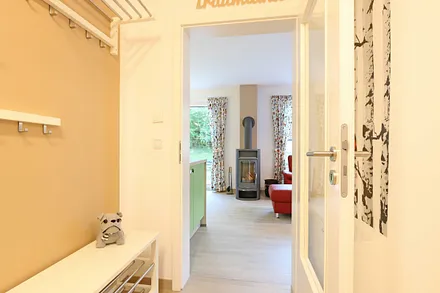 Eingangsbereich mit Blick in das Wohnzimmer