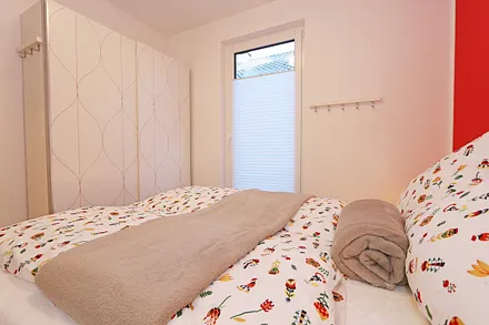 1. Schlafzimmer mit Kleiderschrank