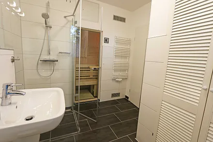 Badezimmer mit ebenerdiger Dusche