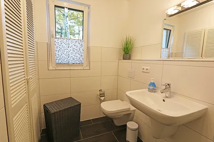 Badezimmer mit Waschbecken und WC