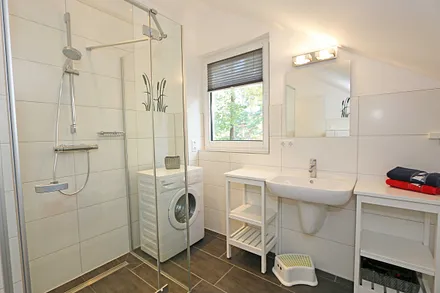 Badezimmer mit Waschmaschine