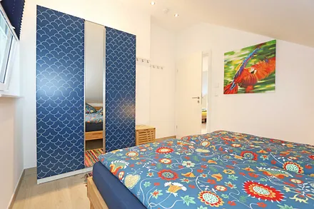 3. Schlafzimmer mit Kleiderschrank