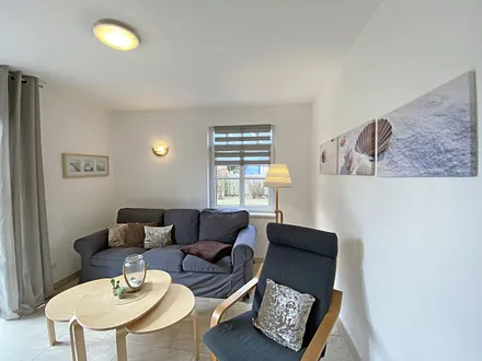 gemütliche Couch mit kleinem Tisch