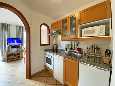 Küchenzeile mit Backofen