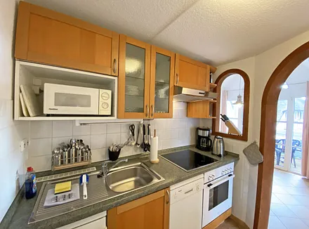 Küchenzeile mit Backofen