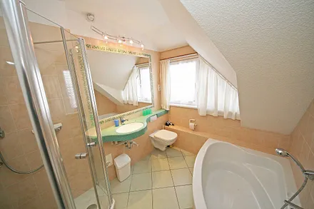 Badezimmer mit WC und Badewanne