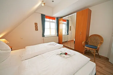 1. Schlafzimmer mit großem Kleiderschrank