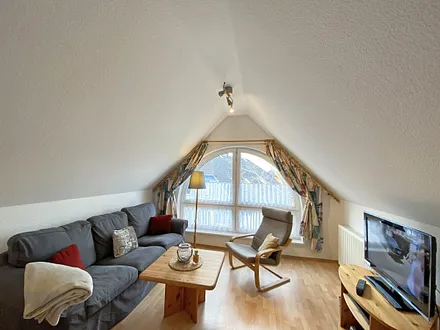 gemütliche Couch mit TV