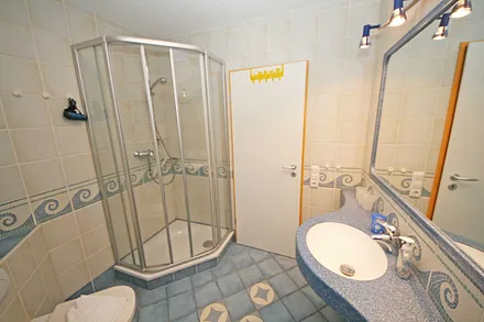 Badezimmer mit Dusche und WC