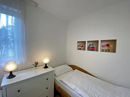 2. Schlafzimmer mit kleiner Kommode