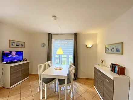 Essbereich mit TV und Kommode