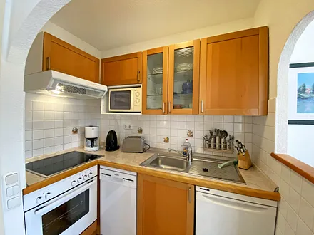 Küchenzeile mit Backofen