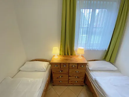 2. Schlafzimmer mit kleiner Kommode