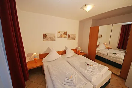 1. Schlafzimmer mit großem Kleiderschrank