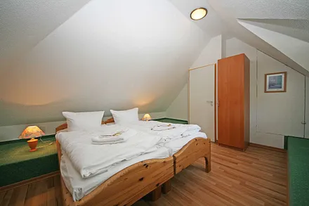 2. Schlafzimmer mit kleinem Kleiderschrank