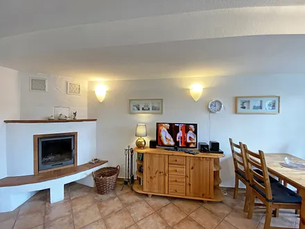 Wohnzimmer mit Kamin und TV