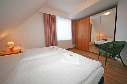 1. Schlafzimmer mit Kleiderschrank