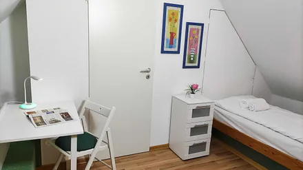 2. Schlafzimmer mit kleinem Schreibtisch