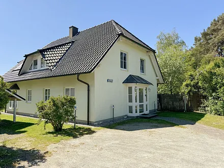 Haus Rügenwelle - Eingangsbereich und Parkplätze