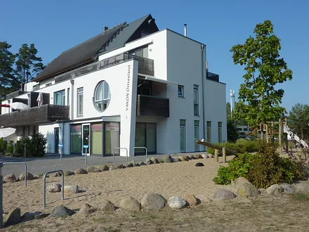 Wohnungsansicht mit Bullaugenfenster und Balkon