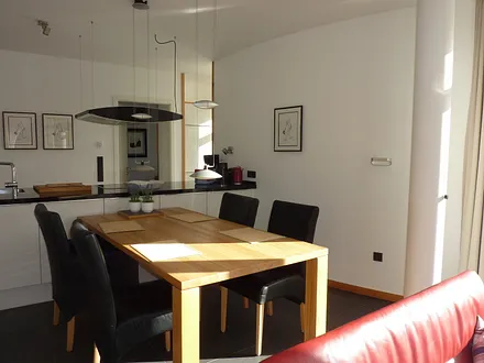 Esstisch mit Küchenzeile