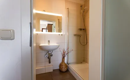 Bad mit Dusche und WC