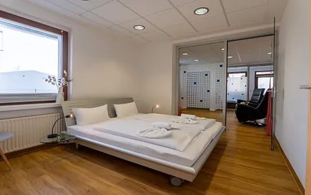 Schlafzimmer mit Doppelbett