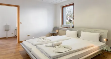 Schlafzimmer mit Doppelbett