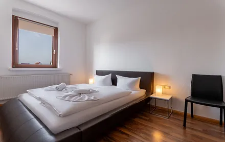 Schlafzimmer mit Doppelbett