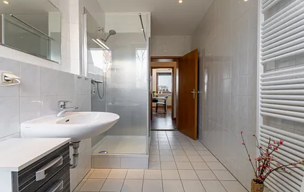 Bad mit Dusche und Waschmaschine