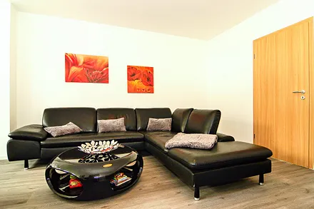 Wohnzimmer mit Doppelbett