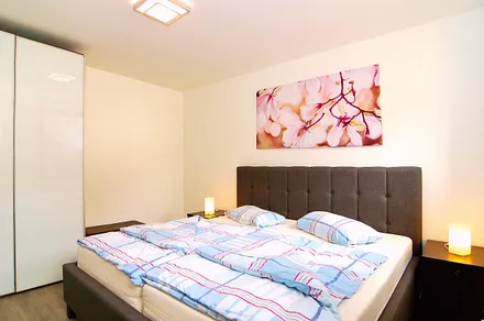 Schlafzimmer mit Doppelbett