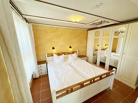 Ferienhaus Thea - Doppelbett und Kleiderschrank
