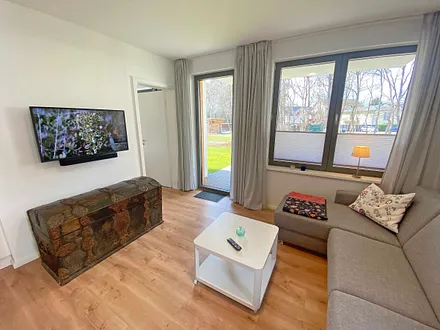 Wohnbereich mit bequemer Couch (1,40 m x 2,00 m), mobilem Couchtisch sowie einen Smart-TV mit Sono-Soundbar