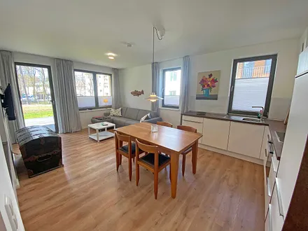 Wohnbereich mit bequemer Couch (1,40 m x 2,00 m), mobilem Couchtisch sowie einen Smart-TV mit Sono-Soundbar