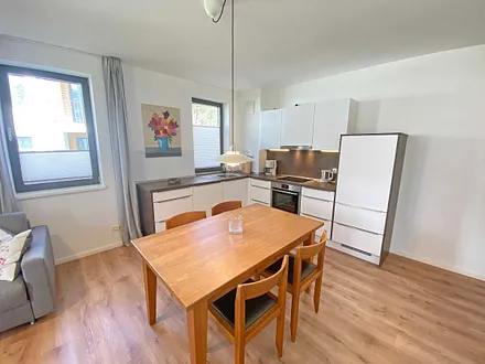 offener Wohnbereich mit angrenzender Küchenzeile