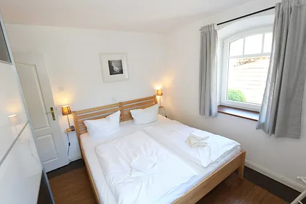 Schlafzimmer mit Doppelbett (1,80 m x 2,00 m), verstellbaren Lattenrosten, großem Kleiderschrank und Flachbild-TV